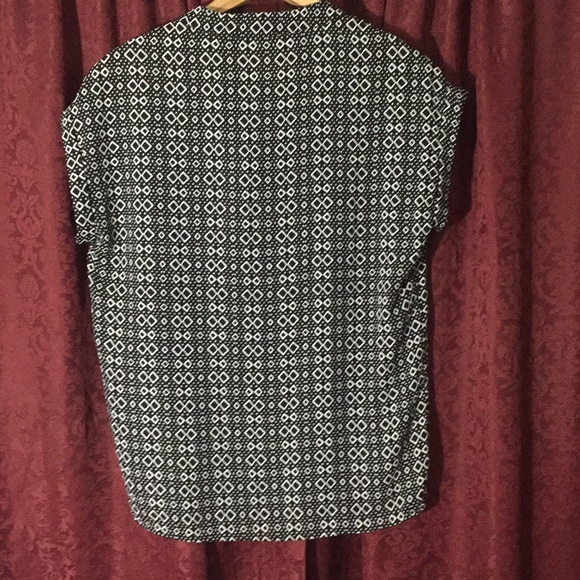 Pleione Sleeveless Black and White Blouse - Picture 3 of 4